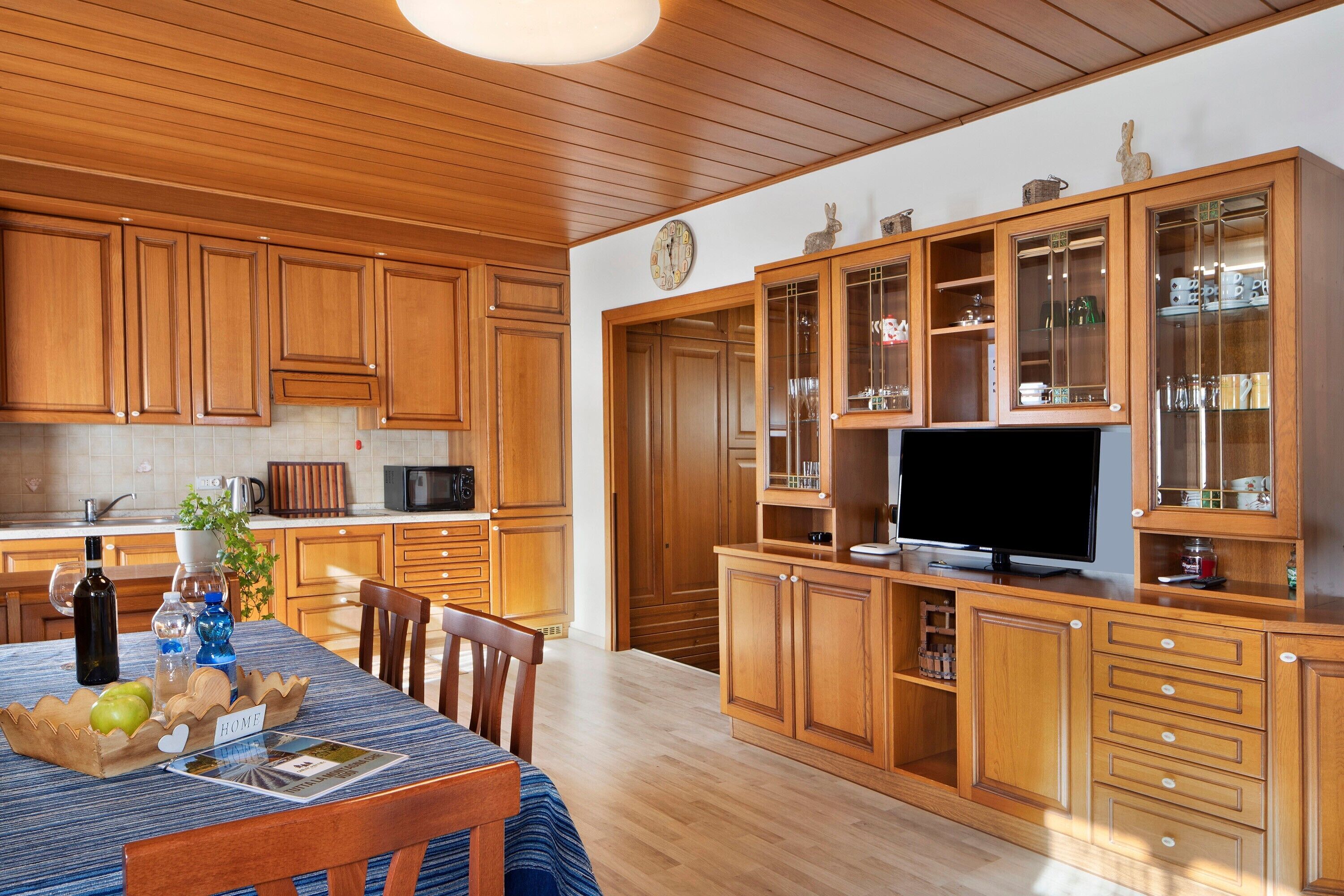 Kühlschrank, Mikrowelle, Herdplatte, Geschirrspüler
