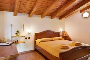 2 bedrooms, free WiFi, bed sheets - Apartment 'Chalet Maffins 2' with Mountain View, Balcony & Wi-Fi (Livigno)