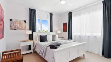 3 habitaciones, escritorio, tabla de planchar con plancha y wifi