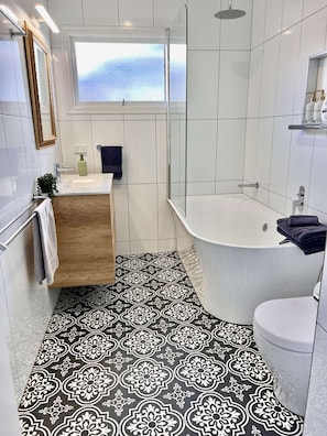 Tina con regadera, amenidades de baño gratuitas, secadora de cabello