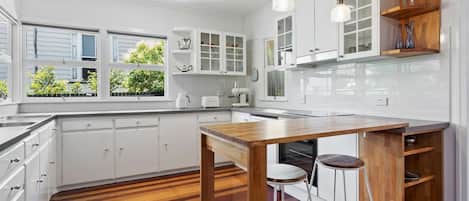 Réfrigérateur, four à micro-ondes, un four, surface de cuisson