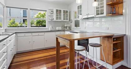 Artist's Cottage - Cosy Home in Quiet Leafy Street
