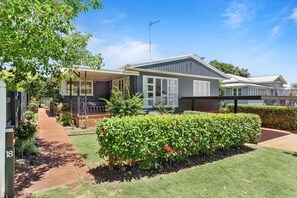 Exterior - Artist's Cottage - Cosy Home in Quiet Leafy Street (East Toowoomba)