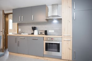 Kühlschrank, Mikrowelle, Ofen, Geschirrspüler