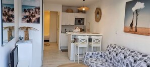 TV - Pretty T2 garden level at Couchant 200m from the beach in a residence with swimming pool (La Grande-Motte)