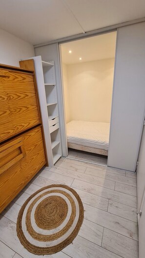 1 habitación, tabla de planchar con plancha y wifi 