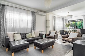 Téléviseur connecté, Netflix, lecteur de DVD, table de ping-pong