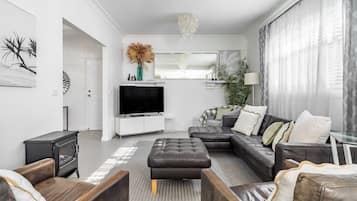 Smart TV, Netflix, reproductor de DVD y tenis de mesa