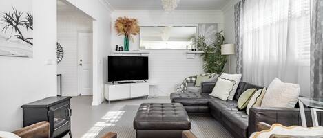 Smart-TV, Netflix, DVD-Player, Tischtennisplatte