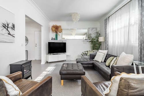 Avenues Getaway ~ all King beds and a relaxed experience