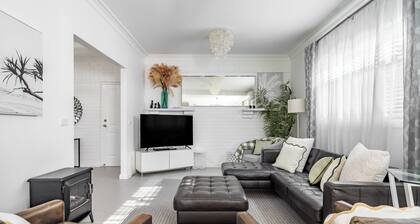 Avenues Getaway ~ all King beds and a relaxed experience