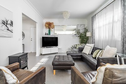 Avenues Getaway ~ King beds, pet friendly and loved by guests