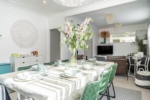 Dining - Avenues Getaway ~ King beds, pet friendly and loved by guests (Rosebud)