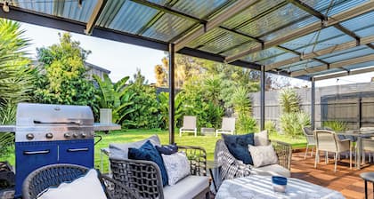 Avenues gorgeous home 4 🛏️ 2 🛁 King bed AC wifi games room pets 👍 BBQ.