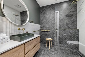 Badewanne, Haartrockner, Handtücher