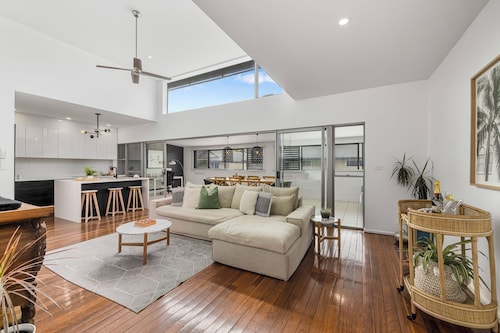 Luxe Jetty Apartment Walk to Beach, Restaurants