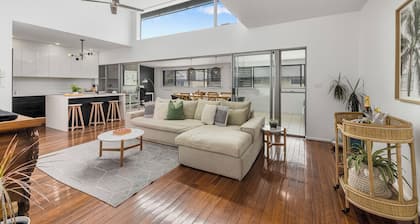 Luxe Jetty Apartment Walk to Beach, Restaurants