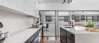 Luxe Jetty Apartment Walk to Beach, Restaurants