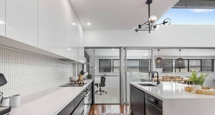 Luxe Jetty Apartment Walk to Beach, Restaurants