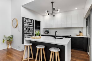 Réfrigérateur, micro-ondes, four, plaque de cuisson