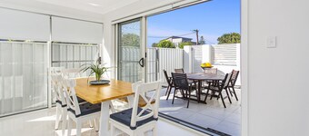 New 3 bedroom Townhouse - 6 Adults & 2 children, a few mins walk to Beach & Lake