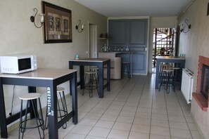 Daily buffet breakfast (EUR 9.90 per person)