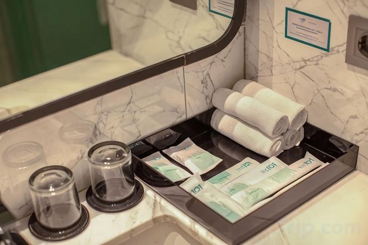 Bathroom amenities | Shower, rainfall showerhead, free toiletries, hair dryer