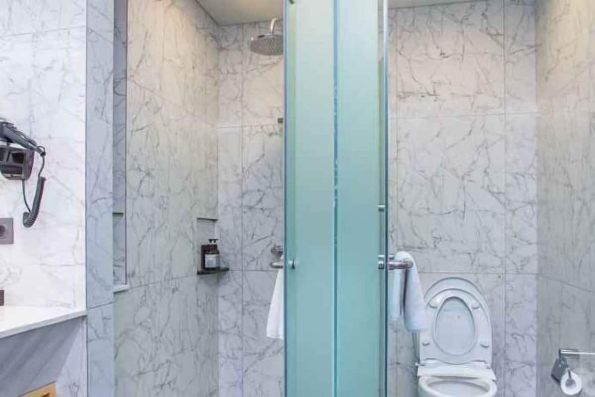 Baño | Regadera, regadera tipo lluvia, amenidades de baño gratuitas