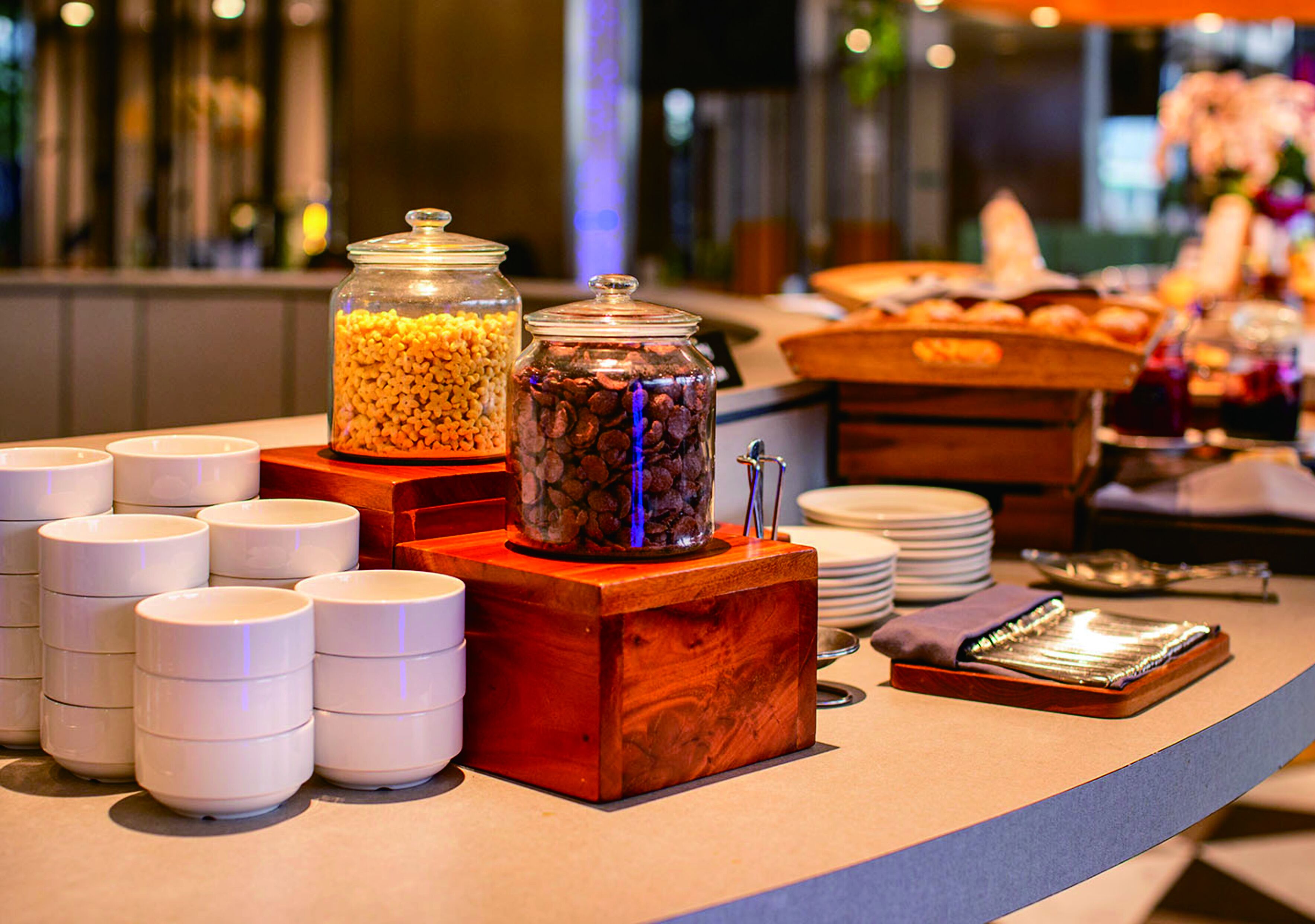 Ein reichhaltiges Buffet mit verschiedenen Speisen und Behältern.