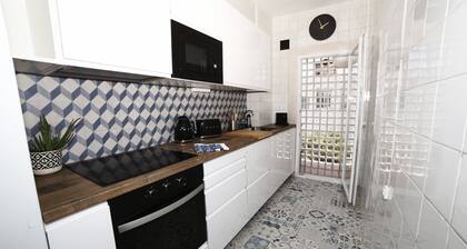 25 meters from the beach! Wifi. Newly renovated. A/A (hot and cold)
