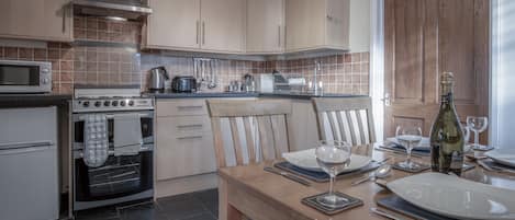 Cottage (1 Bedroom) | Cuisine privée | Réfrigérateur, micro-ondes, four, plaque de cuisson