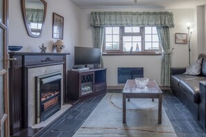 Casa de campo (1 Bedroom) | Zona de estar | Televisión de pantalla plana de 32 pulgadas con canales por cable