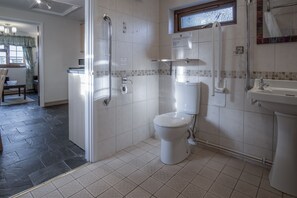 Shower, hair dryer, towels - Lilac Cottage - 1 Bed Cottage - Amroth (Narberth)