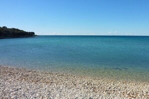 Una spiaggia nelle vicinanze