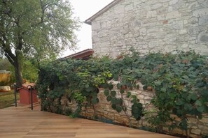 Property grounds - Holiday home with pool for 4 in Kaštelir-Labinci (Labinci)