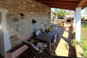 Outdoor dining - Holiday home with pool for 4 in Kaštelir-Labinci (Labinci)