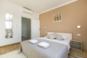 3 bedrooms, iron/ironing board, WiFi, bed sheets - Villa with large pool and stunning views (Labin)