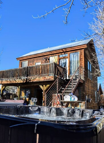 Historic in-town Hideaway Home (w/ private hot