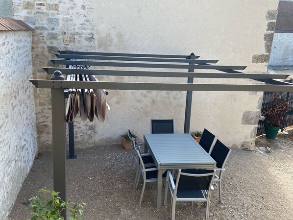 Outdoor dining - Cozy Countryside Gite with Private Garden Near Loire Castles (Loury)