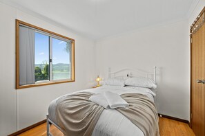 4 bedrooms, iron/ironing board, bed sheets