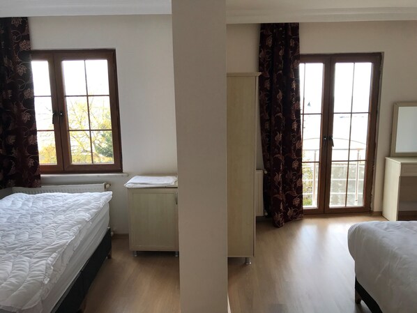 Habitación senior cuádruple | Escritorio, espacio para trabajar con laptop y wifi gratis 