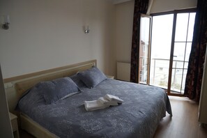 Habitación doble Deluxe | Escritorio, espacio para trabajar con laptop y wifi gratis 