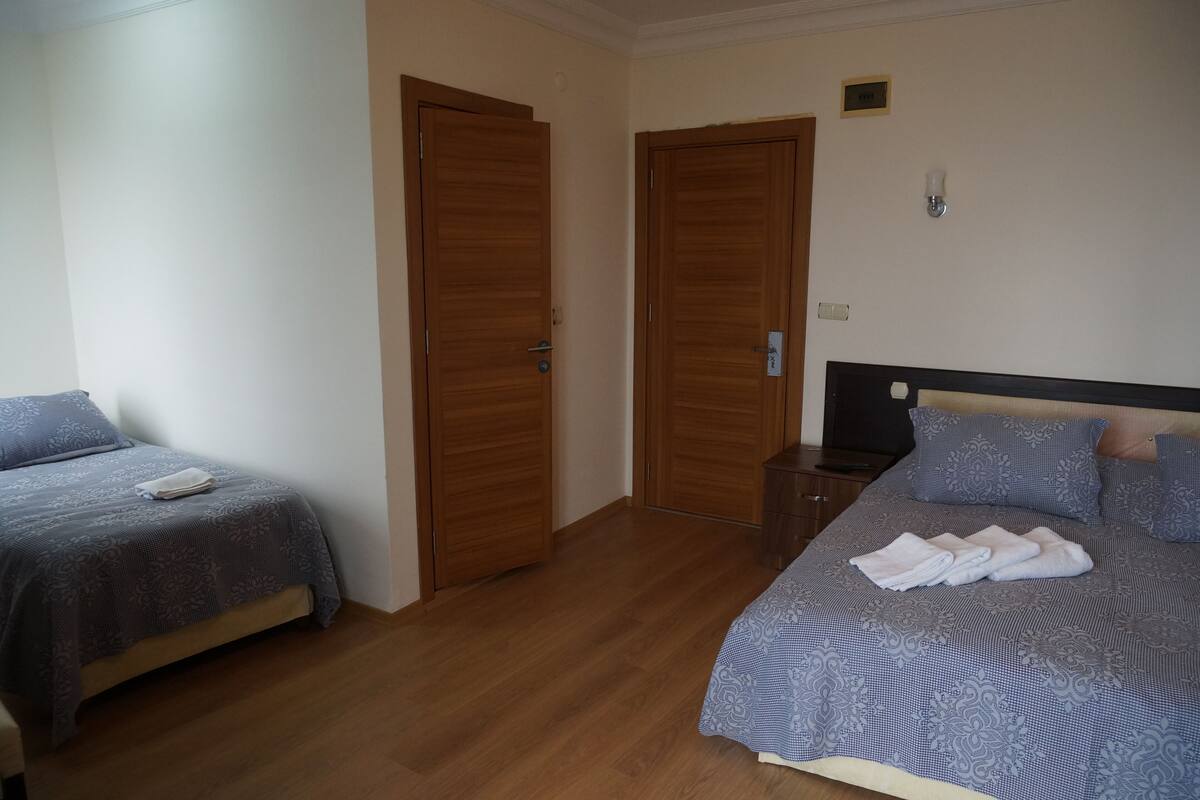 Schreibtisch, laptopgeeigneter Arbeitsplatz, kostenloses WLAN