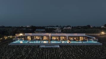 Een infinitypool en ligstoelen