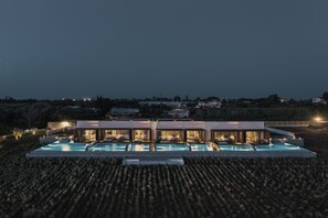 Ääretön uima-allas, aurinkotuoleja