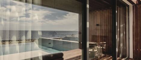 無邊際泳池;躺椅