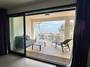 TV - Accessible apartment with balcony, pool, parking, and beach in La Tranche-sur-Mer (La Tranche-sur-Mer)