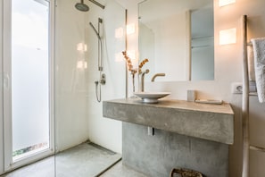 Bathtub, hair dryer, towels, soap - Luxury villa with sea access in Cap d'en Font, Menorca (Cap d'en Font)