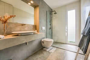 Baignoire, sèche-cheveux, serviettes fournies, savon