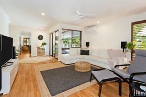Living area - The entertainer!!! Cosy, family home in central Noosa! (Noosa Heads)